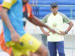 rahmad-darmawan-memantau-para-pemain-barito-putera.jpg