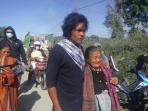 rahmad-sitepu-membopong-neneknya-keluar-kampung_20160522_184225.jpg