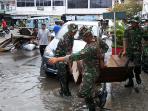 raider-kodam-ii-sriwijaya-evakuasi-korban-banjir-pangkalpinang_20160210_195859.jpg