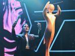 raisa-andriani-borong-4-penghargaan-ami-awards-2021.jpg