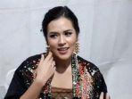 raisa-sebelum-bernyanyi-diiringi-yovie-widianto-di-panggung-batik-music-festival.jpg