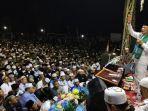 raja-dangdut-rhoma-irama-menemui-ribuan-penggemarnya-di-jember.jpg