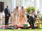 raja-salman-bibantu-presiden-jokowi-tanam-pohon-ulin-di-istana_20170303_102155.jpg