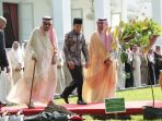 raja-salman-bibantu-presiden-jokowi-tanam-pohon-ulin-di-istana_20170303_102256.jpg