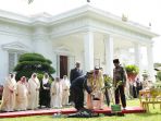 raja-salman-bibantu-presiden-jokowi-tanam-pohon-ulin-di-istana_20170303_102628.jpg
