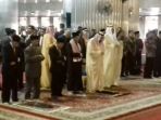 raja-salman-menunaikan-salat-sunnah-tahiyatul-masjid-di-masjid-istiqlal_20170302_172200.jpg