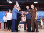 raja-sapta-oktohari-saat-menerima-jabatan-dari-kepengurusan-koi.jpg