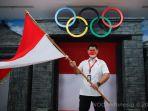 raja-sapta-oktohari-saat-mengibarkan-bendera.jpg