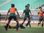 raka-cahyana-rizky-latihan-bersama-timnas-indonesia-u-16.jpg