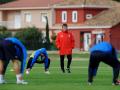 ralf-rangnick-awasi-pemain-latihan.jpg