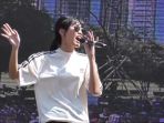 ramaikan-panggung-ultah-prambors-penyanyi-alika-cover-lagu-starving_20170410_120911.jpg