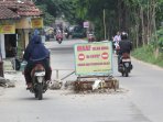 rambu-penutupan-jalan-dpu-diabaikan-pengguna-jalan_20160307_105356.jpg