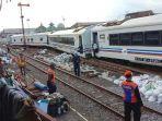 rangkaian-gerbong-kereta-tanpa-lokomotif-sesaat-sebelum-dievakuasi.jpg