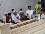 rano-karno-ziarah-di-makam-ulama.jpg