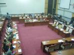 rapat-komisi-iii-dpr-ri_20160621_153352.jpg