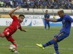 raphael-maitimo-kanan-saat-masih-berseragam-persib-bandung.jpg