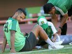 raphael-maitimo-saat-menjalani-perawatan-oleh-fisioterapis-pada-sesi-latihan.jpg