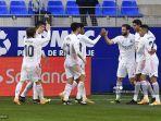 raphael-varane-2ndr-merayakan-bersama-rekan-satu-tim-setelah-mencetak-gol-kedua.jpg