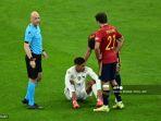 raphael-varane-tengah-bereaksi-di-sebelah-kiper-inggris-anthony-taylor-kiri.jpg