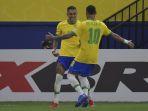 raphinha-brasil-kiri-merayakan-dengan-neymar-setelah-mencetak-gol-melawan-uruguay.jpg