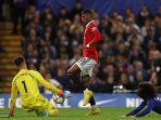 rashford-mencoba-menaklukkan-kepa.jpg