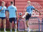 rasmus-hoejlund-kanan-menghadiri-sesi-latihan-denmark.jpg