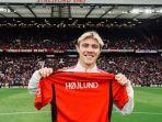 rasmus-hojlund-membawa-jersey-tim-barunya-manchester-united.jpg