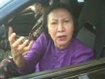 ratna-sarumpaet-diamankan-polisi-di-luar-batang1_20160411_134139.jpg