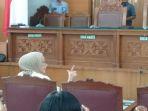 ratna-sarumpaet-mengacungkan-dua-jari-sebelum-divonis.jpg