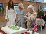 ratu-elizabeth-memotong-kue-dengan-menggunakan-pedang-safsa.jpg