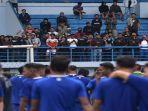 ratusan-bobotoh-datang-menyaksikan-latihan-perdana-persib-musim-ini-di-sport-jabar-arcamanik.jpg