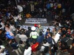 ratusan-bobotoh-melakukan-unjuk-rasa_20190205_171512.jpg