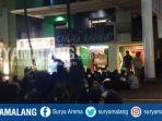 ratusan-bonek-menggeruduk-markas-persebaya.jpg