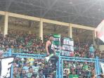 ratusan-bonek-yang-berada-di-stadion-tugu-jakarta-utara_20160802_182138.jpg