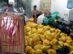 ratusan-bungkus-mi-kuning-berbahan-soda-api_20161109_123534.jpg
