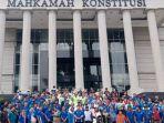 ratusan-buruh-dari-puluhan-serikat-pekerja-menggeruduk-mahkamah-konstitusi.jpg