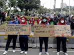 ratusan-buruh-demo-tuntut-kenaikan-upah_20211110_182027.jpg