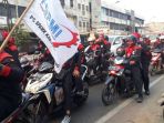 ratusan-buruh-fspmi-dan_20180809_213405.jpg