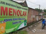 ratusan-emak-emak-blokir-jalan-hadang-truk-sampah.jpg