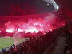 ratusan-flare-dinyalakan-bobotoh.jpg