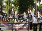 ratusan-guru-honorer-di-jepara-menggelar-aksi-jalan-kaki_20180701_221731.jpg