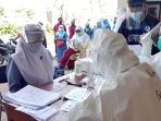 ratusan-guru-smp-di-surabaya-ikuti-tes-rapid-dan-swab_20200803_170446.jpg