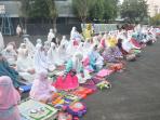 ratusan-jamaah-laksanakan-shalat-ied-di-mako-lantamal-v_20160706_205512.jpg