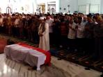 ratusan-jamaah-salat-jenazah-istri-bung-tomo_20160831_201624.jpg