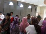 ratusan-jemaah-yang-menjadi-korban-penipuan-penyedia-jasa-umrah-first-travel_20170816_115109.jpg