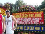 ratusan-karangan-bunga-dari-pendukung-baper-dan-susah-move-on-hiasi-balai-kota-dki_20170425_172530.jpg