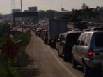 ratusan-kendaraan-harus-antre-panjang-imbasnya-terjadi-di-gerbang-masuk-dan-ke-luar_20170410_183703.jpg
