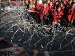 ratusan-mahasiswa-demo-peringati-harkitnas_20150520_213031.jpg