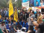 ratusan-mahasiwa-tangerang-demo-tolak-uu-omnibus-law_20201012_162511.jpg