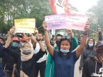 ratusan-mahasiwa-tangerang-demo-tolak-uu-omnibus-law_20201012_163043.jpg